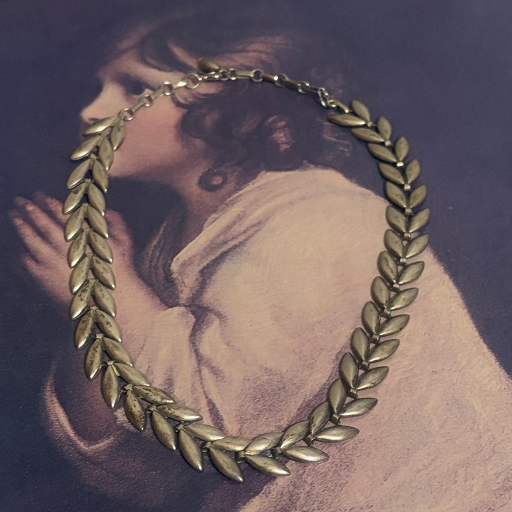 Gold Leaf Link Necklace for Women - Classic Laurel Design